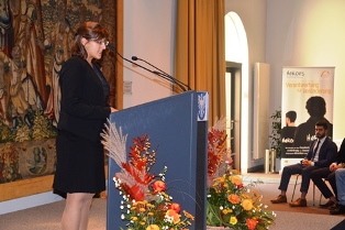 Frau Karin Schuller, vom bayer. Staatsministerium des Inneren und für Integration  lobt die Helden des Tages, anlässlich der Anerkennungsfeier der dritten HEROES-Gruppe in Schweinfurt. 