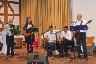 Interkulturelle Musikgruppe "Grenzenlos" in Schweinfurt spiel zur Anerkennungsfeier der dritten HEROES-Gruppe in Schweinfurt.