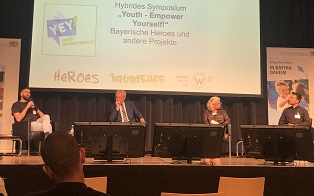 Podiumsgespräch während des YeY Symposiums in München 2021