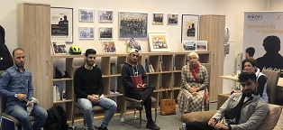 Während einer Gruppenstunde mit Gudrun Brendel-Fischer und Sorya Lippert, sitzend im Stuhlkreis
