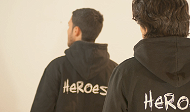Zwei HEROES von hinten mit den traditionellen HEROES-Sweatshirts.