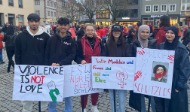 Jugendliche von HEROES und dem Mädchenbeirat halten Plakate in der Hand, die zeigen, dass sie gegen Gewalt und Unterdrückung von Frauen und Mädchen sind.