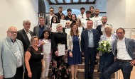 Zertifizierungsfeier 2025 alle Zertifizierten stehen gemeinsam mit HEROES-Team sowie Förderern und Unterstützern des Projekts auf der Treppe