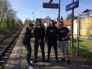 HEROES sind am Bahnhof Alttann, dem Ziel ihrer Abschlussfahrt angekommen.