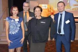 Staatsministerin Emilia Müller erhält im Beisein von Claudia Federspiel (Projektleitung), Thomas Fleck (Koordinator) und Stepahn Zeller (Leiter der gfi Schweinfurt) das traditionelle HEROES Sweat-Shirt überreicht.