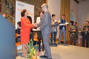Sinan Neugebauer erhält von der zweiten Bürgermeisterin der Stadt Schweinfurt, Frau Sorya Lippert sein HEROES-Zertifikat.