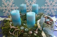 Adventsgesteck in blau, hergestellt von grün und quer ein Zuverdienstprojekt der gfi gGmbH in München Adventsgesteck des Projektes "grün und quer" der gfi gGmbH in München.