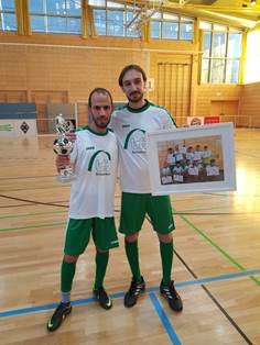 Trainer sind stolz auf den dritten Platz beim Fußballturnier der bbw-Gruppe 2018 in Veitshöchheim