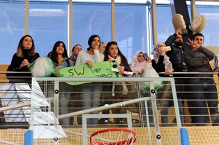 Zuschauer feuern Fußballspieler an. 