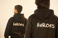 HEROES mit den traditionellen schwarzen HEROES-Sweatshirts.