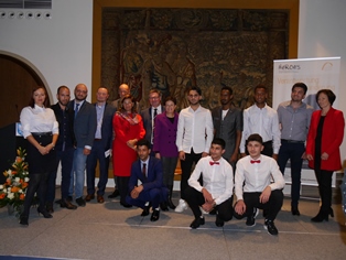 Gruppenbild anlässlich der vierten Anerkennungsfeier der HEROES in Schweinfurt auf der Bühne in der Rathausdiele Schweinfurt.Von links nach rechts: Claudia Federspiel – Projekleiterin; Mohammed Daoudi und Sinan Neugebauer - Gruppenleiter; Stephan Zeller – Standortleiter gfi Schweinfurt; (hinten:) Josef Weingärtner – Geschäftsführer der gfi gGmbH; (vorne:) Sorya Lippert – 2. Bürgermeisterin der Stadt Schweinfurt; Bayer. Innenstaatssekretär Gerhard Eck; Bayer. Integrationsbeauftragte Gudrun Brendel-Fischer;  HEROES: Mohamad Abo Alnour; Garad Mohamed, Mahamed Ali Hamza, Mhmood Dahan Kawo; Christine Bender – stellvertretende Landrätin Landkreis Schweinfurt; (vorne von links nach rechts:) HEROES: Abdullah Suleman Khel, Delyar Shaabo, Habasch Ali.