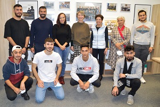 Gruppenbild zur Gruppenstunde mit bayerischer Integrationsbeauftragten, hinten Projektleiterin, Gruppenleiter, Frau Bredel-Fischer, Frau Lippert und Frau Winter, vorne die Jungen aus der Gruppenstunde