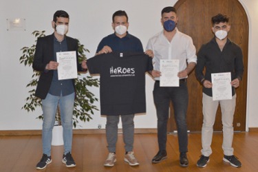 Heroes aus Schweinfurt halten ihr Zertifikat in den Händen.