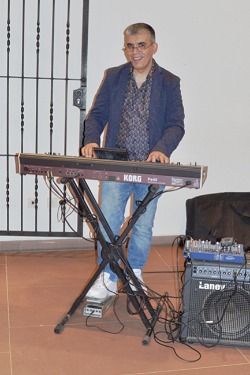 Emad Ayoubi, Musiker am Keyboard