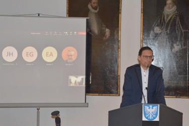 Thorsten Schubert hält Grußworte anlässlich der Heroes Zertifizierungsfeier 2022.