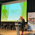 Emina Saric hält ein Impulsreferat auf der Bühne des YEY! Symposiums 2022.