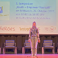 Leah Weigand auf der Bühne des YEY! Symposiums 2022.