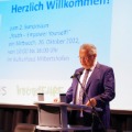 Staatsminister Joachim Herrmann eröffnet mit einer Rede das 2. Symposium der YEY! Projekte in München.