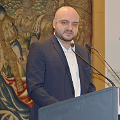 Sinan Neugebauer moderiert anlässlich der HEROES-Zertifizierung.