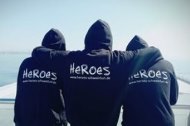 Drei HEROES aus Schweinfurt blicken auf den Bodensee. Der mittlere umfasst die beiden anderen um die Schulter.