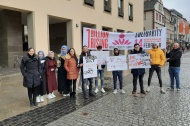 Das HEROES Team aus Schweinfurt verdeutlicht mittels Plakate ihren Standpunkt: Nein zu Gewalt an Frauen. Dies geschieht während der Protestaktion OneBillionRising auf dem Marktplatz in Schweinfurt.