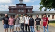 sechs HEROES und zwei Gruppenleiter vor dem Eingang der Gedenkstätte Buchenwald
