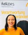 Portrait Claudia Federspiel - Projektleiterin HEROES - Hintergrund HEROES Plakat