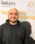 Portrait Sinan Neugebauer - Gruppenleiter HEROES - Hintergrund HEROES Plakat