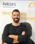 Portrait Diyap Yesil - Gruppenleiter HEROES - Hintergrund HEROES Plakat